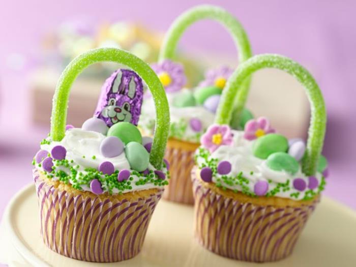 Krema ve çikolata yumurta ile süslenmiş Paskalya kekleri, tatlı Paskalya sepetleri örneği, tavşan, tatlı Paskalya menüsü