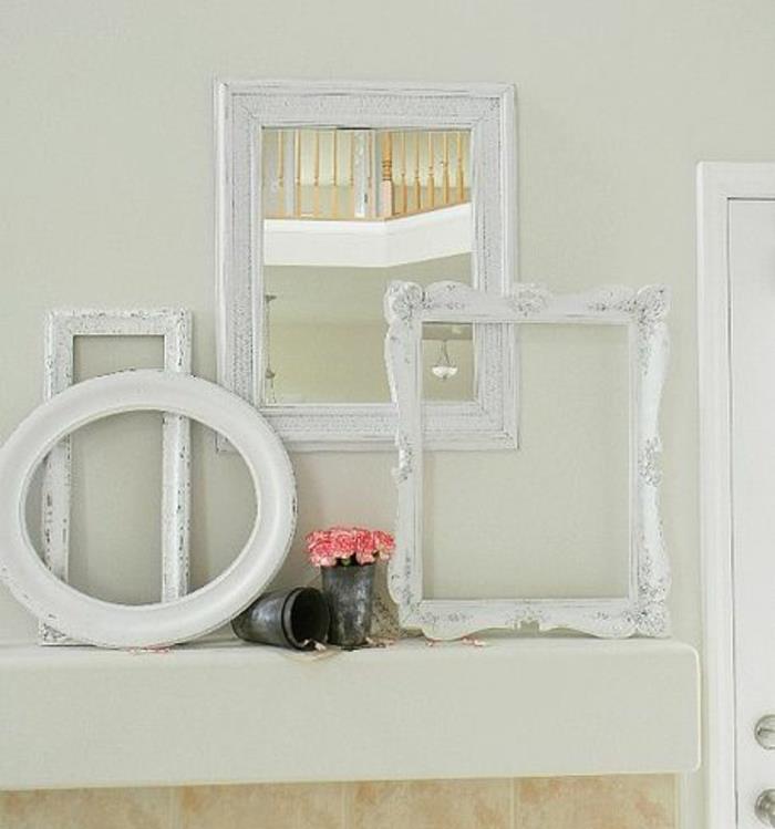 kako okrasiti steno, prazne bele okvirje in ogledalo, šopek rož v vintage vazi, ideje za okrasitev kopalnice