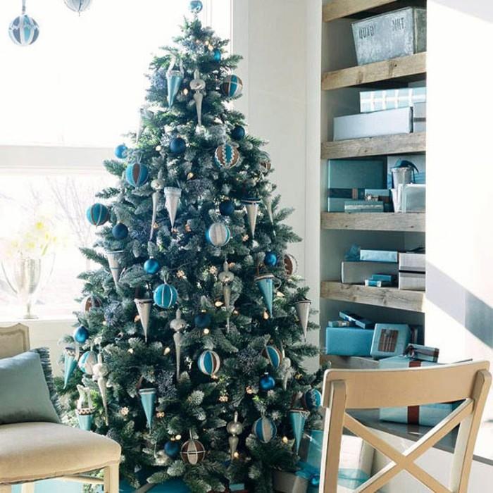 ideja-kako-okrasiti-originalno-okrašeno-božično drevo-v-modrem