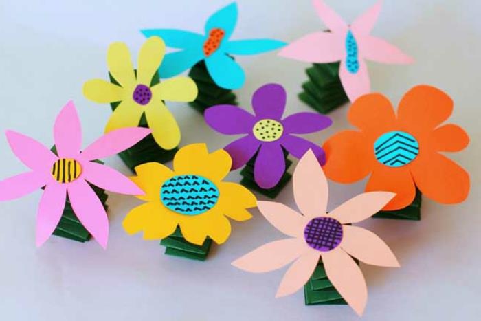 bahar saplı renkli kağıt çiçekler yapın, anaokulu manuel etkinliği, kolay el işleri