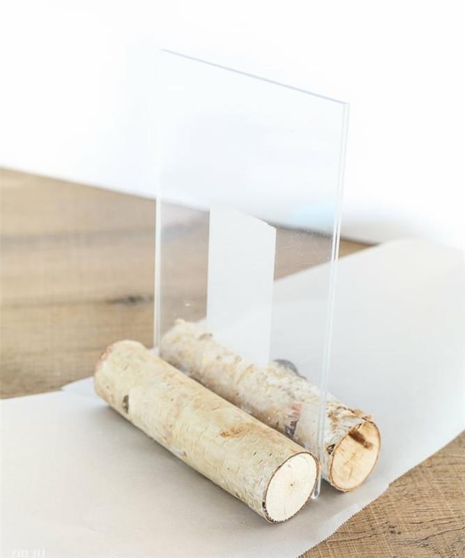zamisel, kako prikazati fotografijo, ročna aktivnost ob padcu, okvir iz akrilnega pleksi stekla med dvema vejama lesa