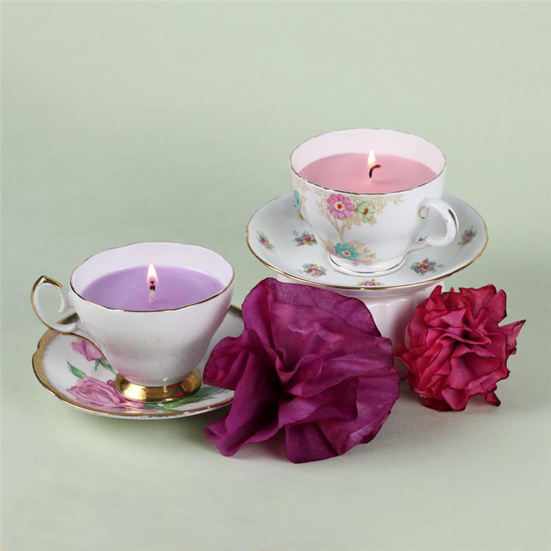 rankinis suaugusiųjų užsiėmimas, pasipuošusių prašmatnių žvakių gamyba arbatos puodelyje su gėlių raštais, audinių gėlėmis, ką daryti, kai nuobodu, rankinio kūrimo idėja