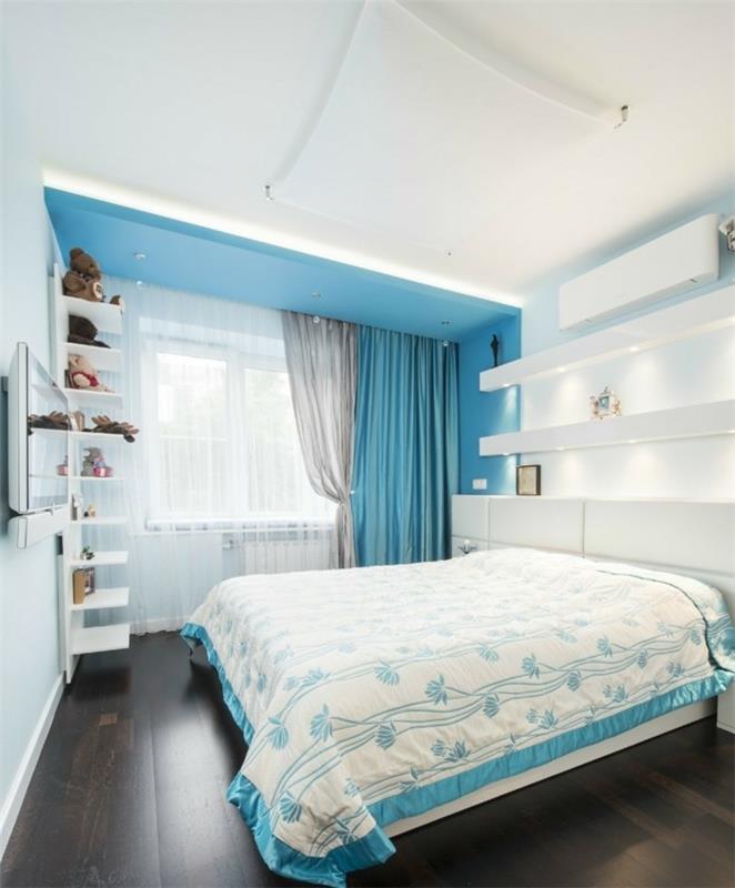 turkizna spalnica, stenska polica, spuščeni strop, turkizne zavese, LED osvetlitev