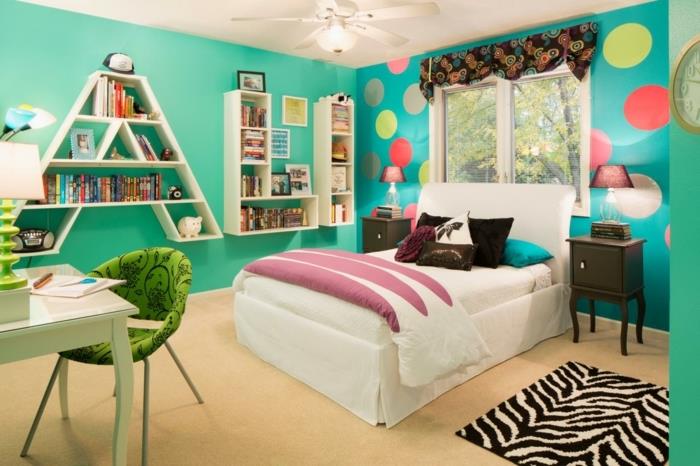 turkizna spalnica, polica v obliki črke, večbarvni krogi, tapete za otroško sobo