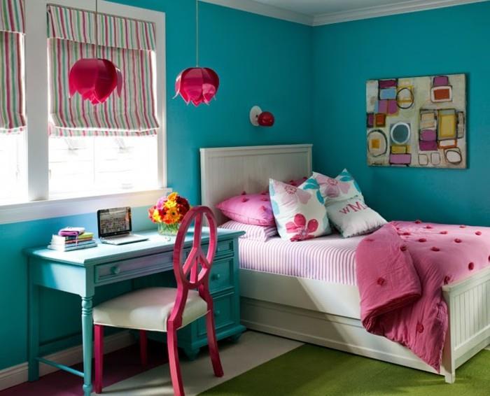 turkizna spalnica, leseni stol, roza posteljna prevleka, večbarvne žaluzije, turkizne stene