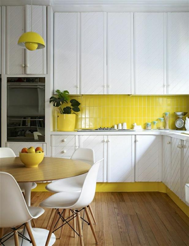 rumeno-bela-kuhinja-barvna-ideja-bela-kuhinjski-stoli-lesena-kuhinjska miza