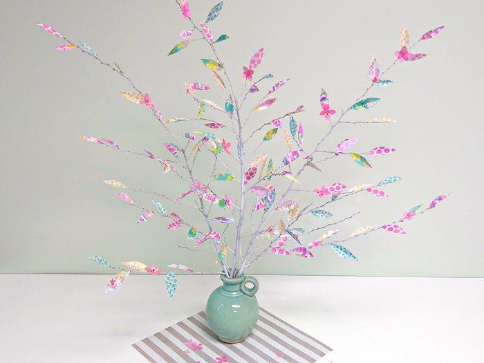 Deco fikir ağaç dalı, renkli desenli karalama defteri kağıdında çiçekler ve yapraklarla ağartılmış boya