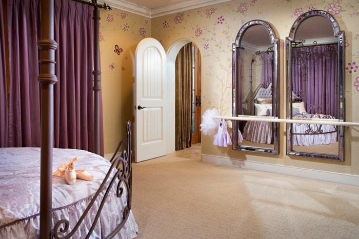 postavitev spalnice, vijolične zavese, leseni okvir postelje, cvetlična dekoracija sten, veliko ogledalo