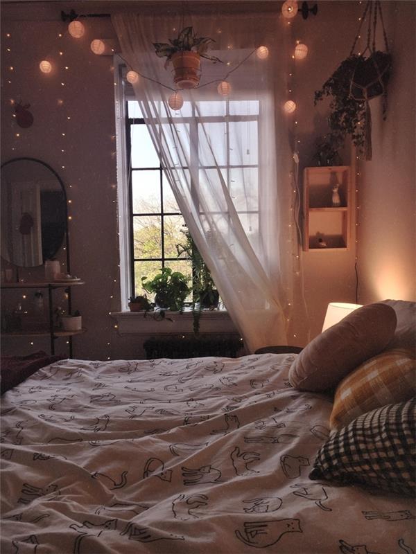 paauglių miegamojo dekoro idėja šviesi girlianda pakabinamas puodas gėlių makramė sieninė lentyna apvali pagalvėlė pudra rožinė