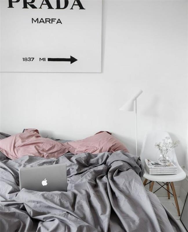 bela barva spalnice za odrasle, siva posteljnina in roza blazine, skandinavski stol, plakat, ideja za dekoracijo spalnice