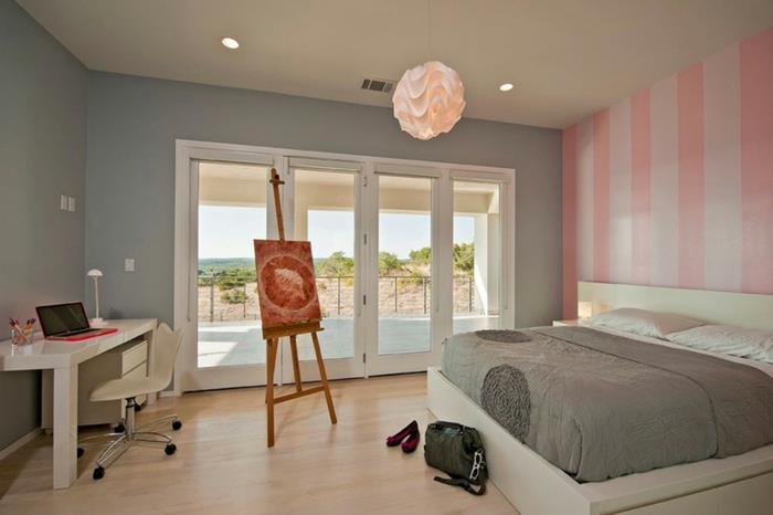 slikanje spalnice za odrasle, siva stena in rožnato črtasta stena, delovni prostor, pisalna miza, beli stol, bela postelja, siva posteljnina, svetel parket