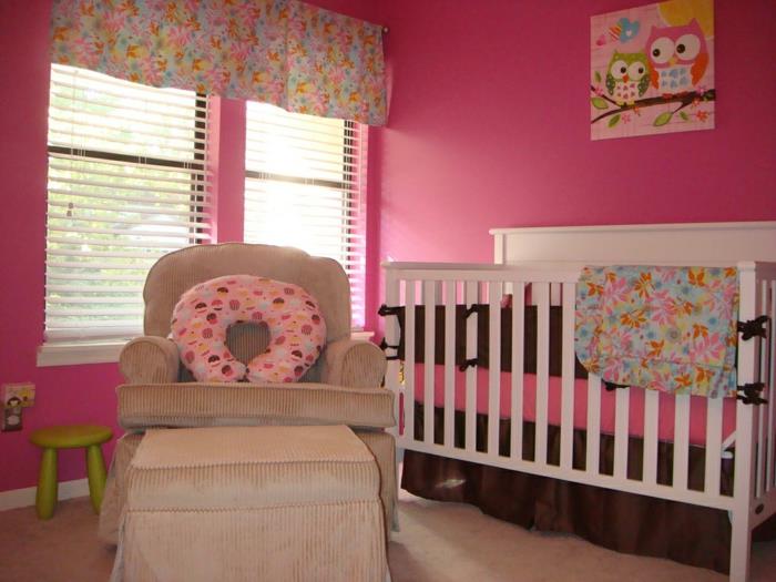 kūdikio mergaitės miegamojo dekoravimo idėja, smėlio spalvos fotelis, žalia taburetė, rožinės sienos