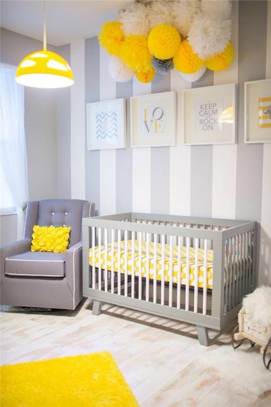 mišri kūdikių kambario dekoravimo idėja, medinės grindys, dideli popieriniai pom pomai