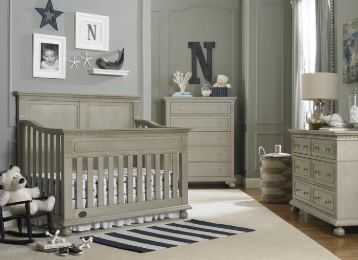 mišri kūdikio kambario dekoravimo idėja, medinė lova, baltas kilimas, dryžuotas kilimas, senovinės komodos