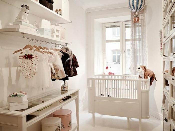 mišrios kūdikio kambario dekoro idėja, sieninė spinta, elegantiška lova, balta lentyna