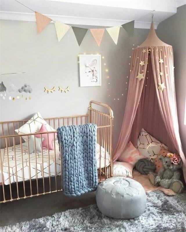 mišri kūdikio kambario dekoro idėja, megztas pledas, mėlyna taburetė, ilgas krūvos kilimas