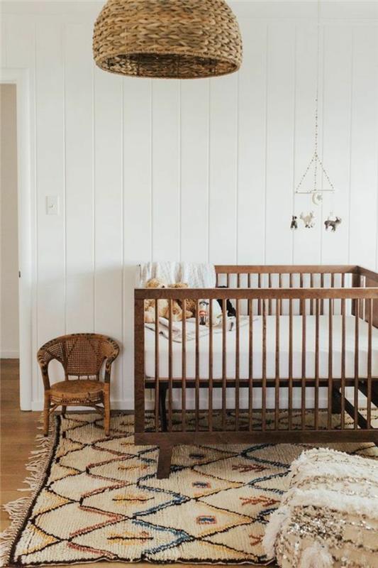 mišri kūdikio kambario dekoravimo idėja, pintas abažūrė, rotango kėdė, balta siena