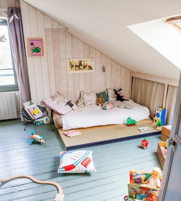 montessori metodas kūdikio kambario išdėstymas, dėvėtas šviesiai žalias parketas, čiužiniai, pagalvėlės, žaislai, dailylentės, baltos lubos