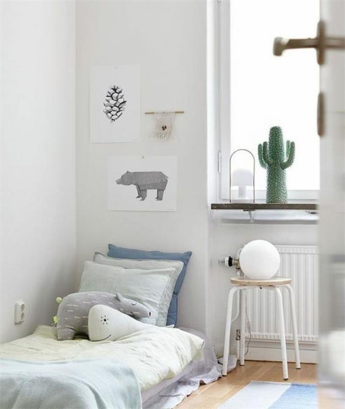 Montessori lovelė, šviesus parketas, čiužinys, patalynės įvairiaspalvės pagalvėlės, naktinio staliuko kėdė, balta sienų spalva, dizainas