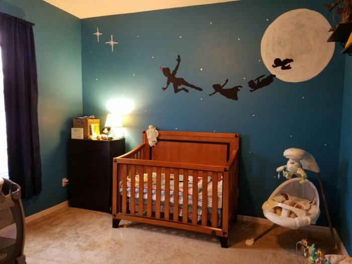 dekoravimo idėja vaiko kambarys, medinė lova ir vaikiškas krepšys, taupe kilimas, užuolaidos