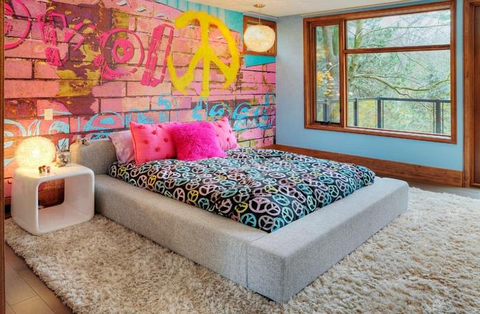 plytų sienos tapetai su grafiti, pilka platformos lova, pagrindinio miegamojo dekoro idėja rožinė ir mėlyna, balta lova, tamsaus medžio lango rėmas
