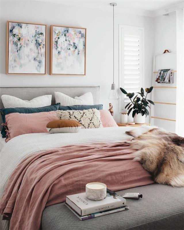 rožinė antklodė, dekoratyvinės pagalvėlės, deko idėjos pagrindinis miegamasis, sumani sieninė saugykla, abstrakčių paveikslų rėmai