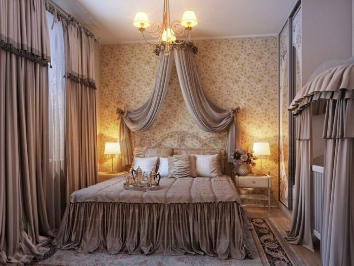senovinis miegamasis, barokinė lubų lempa, tamsiai rožinė lova, taupe užuolaidos, neutralūs tapetai