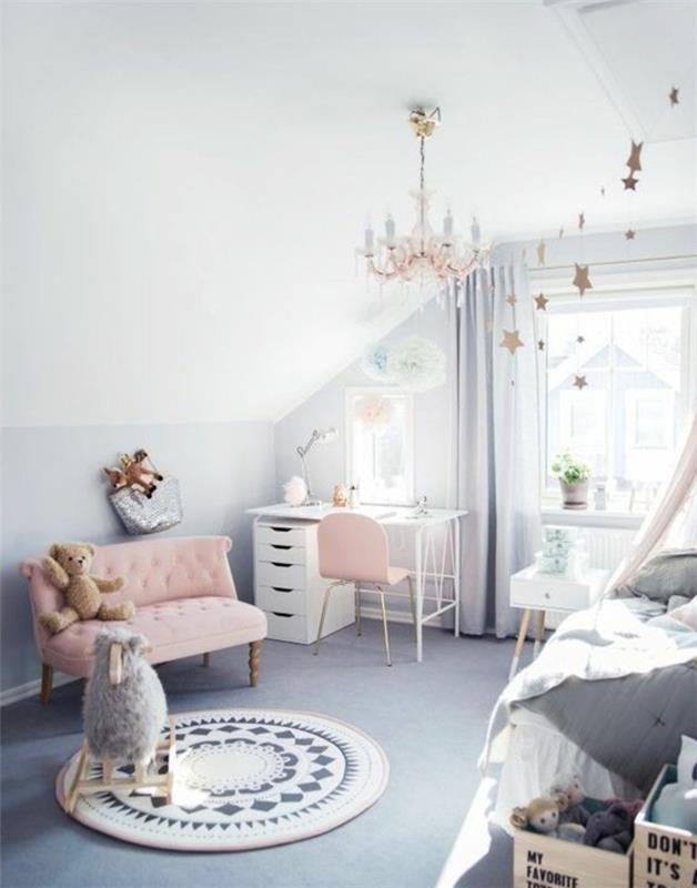 deco otroška spalnica pod pobočjem, siva preproga, bela preproga s sivimi vzorci, bela miza, roza skandinavski stol, vintage roza kavč, postelja z baldahinom, sivo -bela posteljna garnitura, dekoracija spalnice za deklice