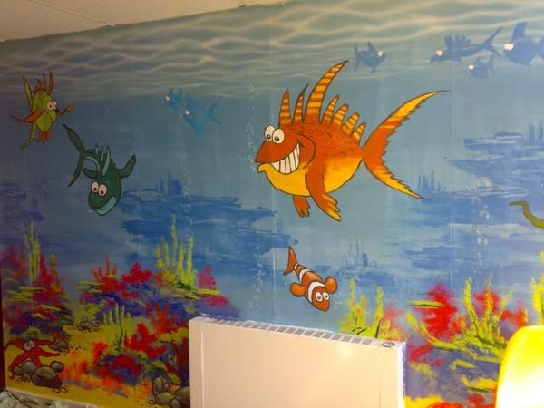dekorativni-hodnik-ideja-akvarij-v-veselih-odtenkih-smešne-ribe