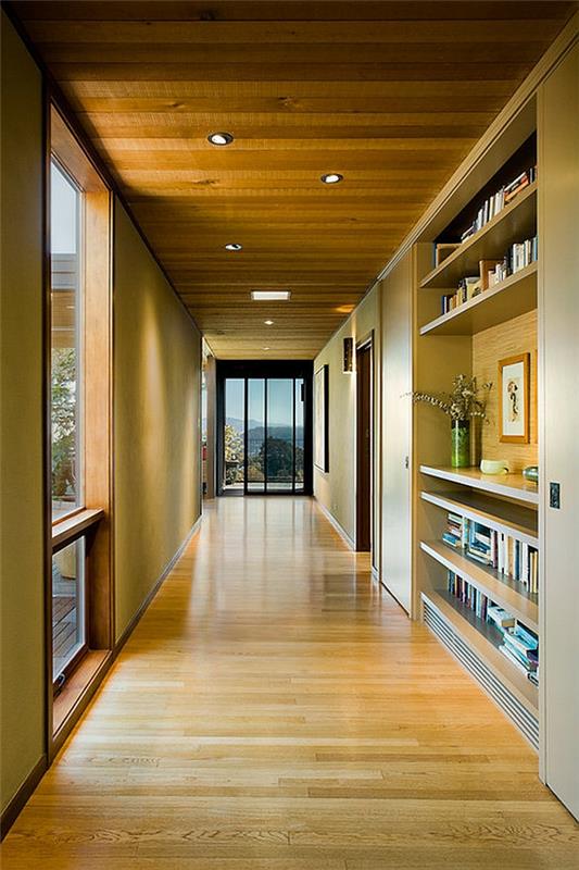 dekorativna-ideja-leseni-strop-hodnik-osebna-knjigarna