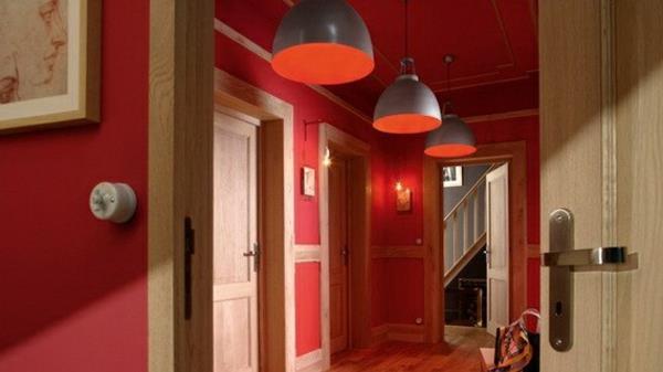 dekorativna-ideja-treh svetilk-in-sten-vse-v-rdeči barvi