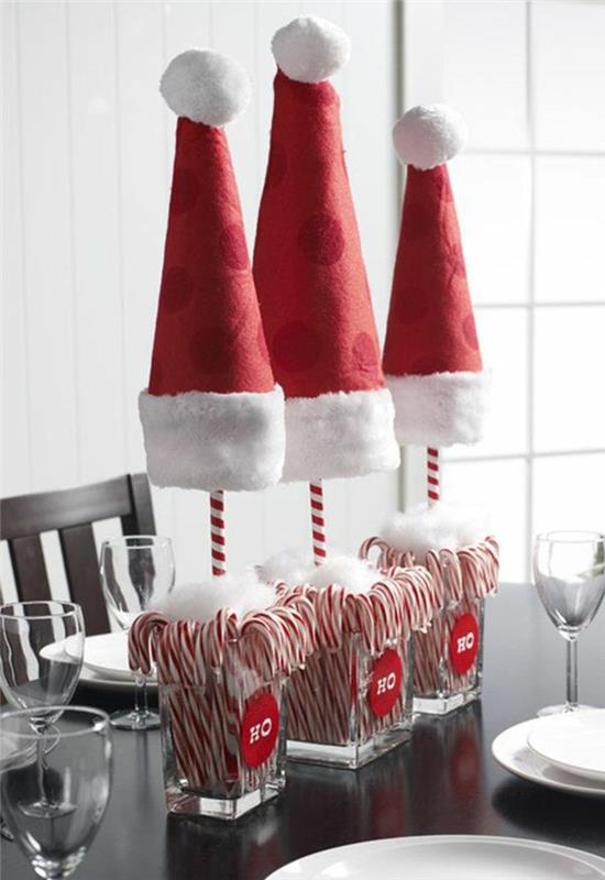 tamsaus medžio stalo apdaila, Kalėdų Senelio kepurės, ledinukai, medinės kėdės, šampano taurės