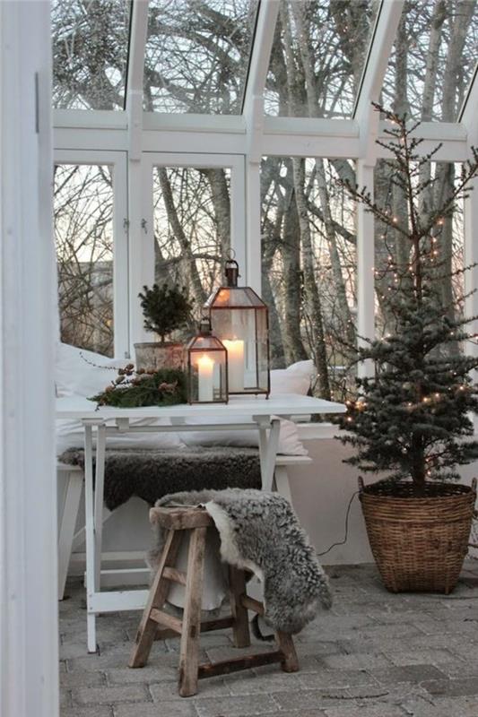 šviesa-girlianda-dekoracija-idėja-Kalėdų eglutės-stiklo veranda
