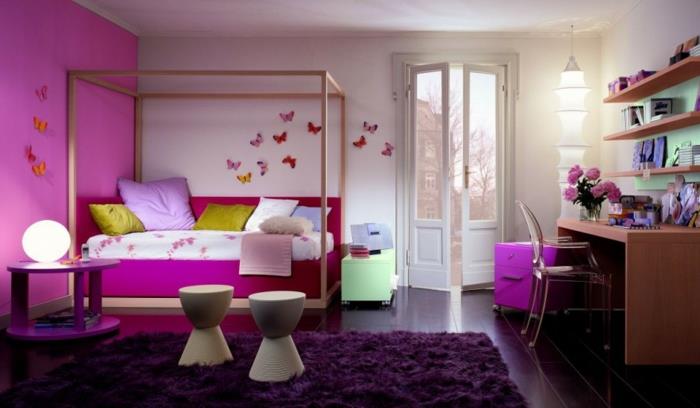 dekoratyvinė-idėja-mažas-suaugęs-miegamasis-rožiniai-drugeliai