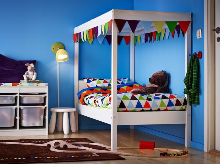 spalnica ikea 9 m2, rjava preproga, lesena tla, postelja ikea za dva otroka, medvedek, otroški stolček in stenska svetilka
