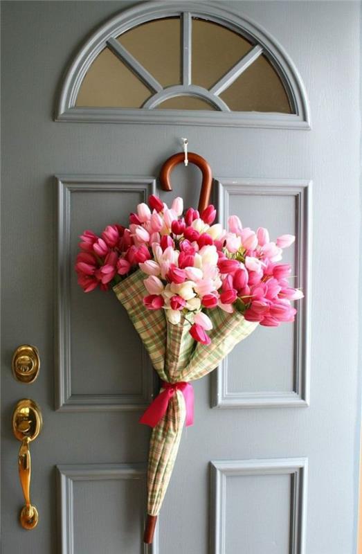 dekorativna ideja vhodna vrata z dežnikom, napolnjenim z rožnatimi in belimi tulipani primer originalne velikonočne dekoracije
