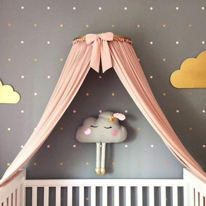 dekoratyvinė kūdikio kambario idėja, debesų pliušas ant sienos, stebuklingas rožinės spalvos galvūgalis