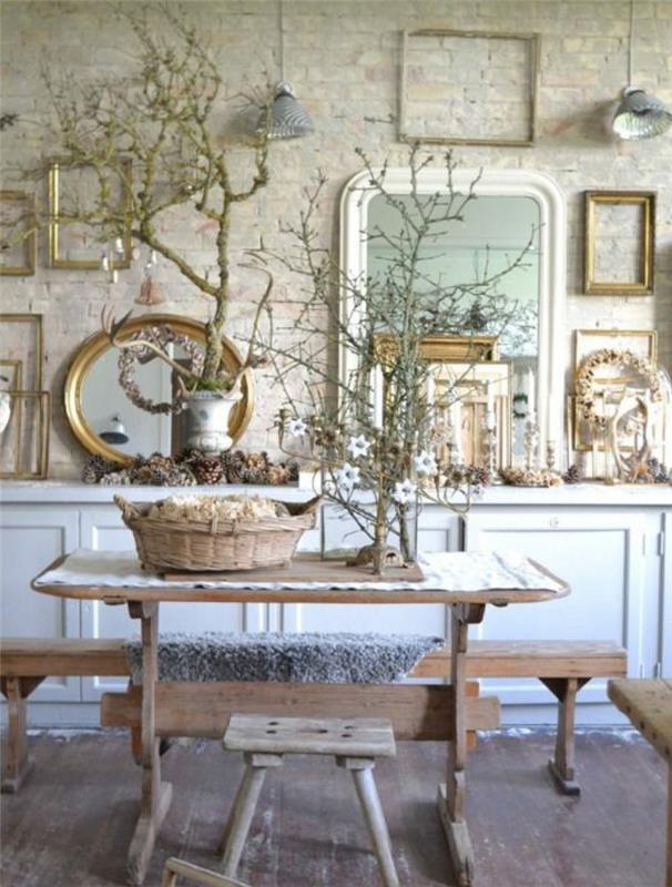 dekor podeželske elegantne jedilnice, lesena miza in klop, košara, opečna stena, okrasne veje, ogledala in prazni okvirji, okrasite steno