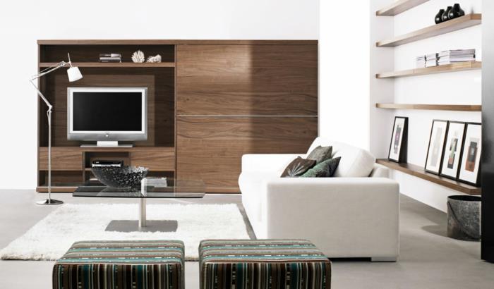 modernios svetainės deko idėja, sofa su tiesiomis linijomis, originalios kėdės, medinės sieninės lentynos