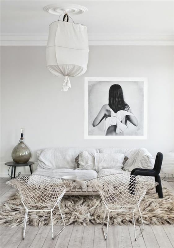 oturma odası düzeni, suni kürk halı, beyaz duvarlar, beyaz ve siyah fotoğraf, siyah sandalye