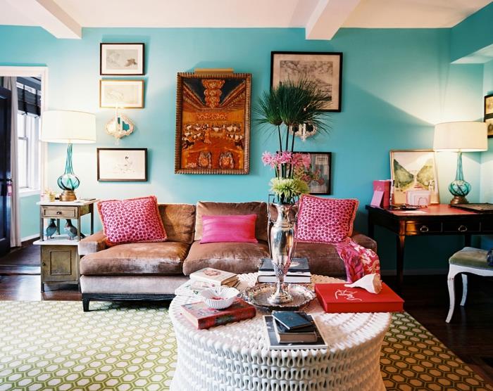 oturma odası iç dekorasyonu, beyaz ve yeşil halı, turkuaz duvar, kahverengi kanepe, pembe minderler