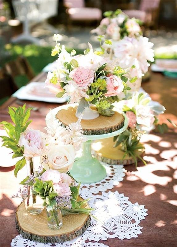 kmečka elegantna ideja za poročni dekor, kmečka lesena miza, okrasne lesene podložke, tekač za mizo iz čipke, majhni šopki rož