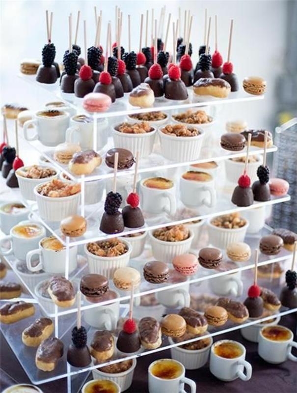 poročna sladkarija, makroni, krem ​​brûlée v plastičnih skodelicah, makroni, lizike za torte, sladice, več stopenj