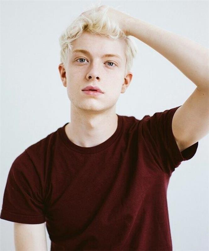 moški iz platinasto blond las, razbarvan učinek, špičaste ključavnice, blond fant z modrimi očmi, rdeča majica