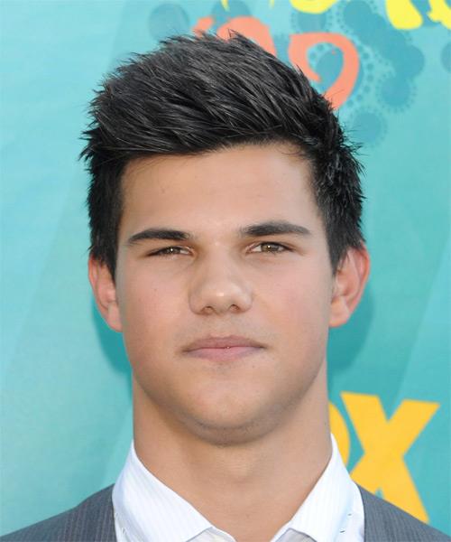 Taylor Lautner spike šukuosena, spygliuoti plaukai, trumpas berniuko kirpimas, stilinga, raudono kilimo išvaizda, prieblandos žvaigždė
