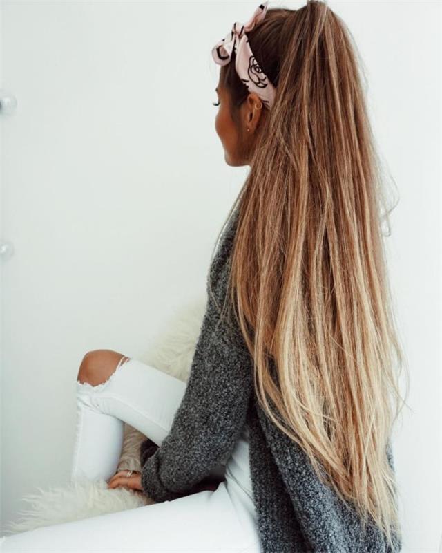 „Ariana Grande“ šukuosenos idėjos - labai ilgi ir lygūs plaukai aukštoje uodegoje su galvos apdangalu