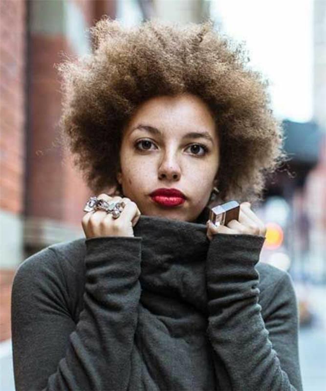 afro kadın kısa saç kesimi fikri, kıvırcık saçın nasıl şekillendirileceği fikri, açık kahverengi saç