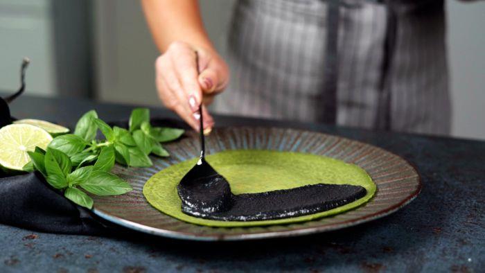 Ideja slanih palačink na osnovi špinače s črnim sezamovim tahinom