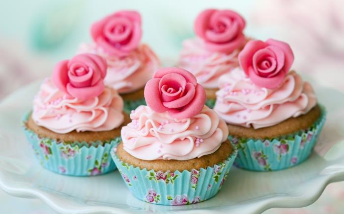 kek nasıl yapılır, kolay tarif, pembe krema ve yenilebilir pembe çiçekler, kendin yap düğün tatlısı, eski püskü şık kek kutusu