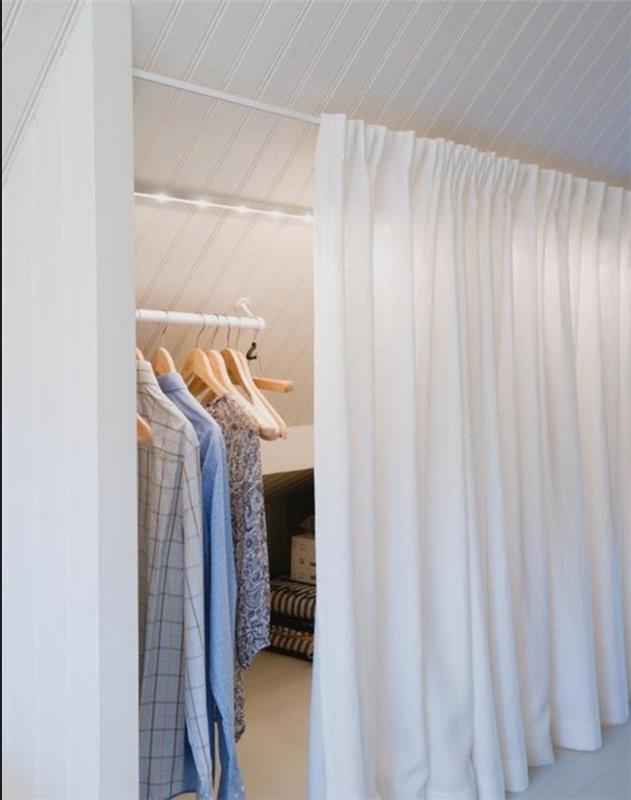 eğim altında mobilya fikri, beyaz perdeli giyinme odası, elbise asmak için gardırop, gömlek, mont, LED aydınlatma